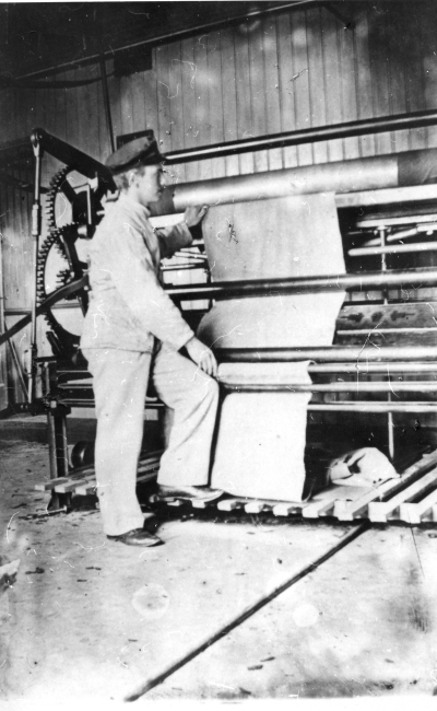 Jonas Winell 
Färgeriet Åbro 
Vimmerby Färgar 
vadmal
Fabriken såldes 1916 till Axel Ståhl som där startade möbelfabrik  Polyformfabrik. 1957.           