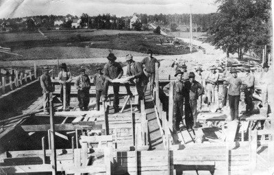 Kungsgatan Gabrielssons hus byggs.Hantverkarna på kortet är från vänster Adrian, Nils-Petter, Nyström (med smeknamnet Pumpus), Karlsson (Stjärna) Sveaborg, byggmästare August Nilsson Björakhem, byggherren Edvin Gabrielsson skogvaktare och vägbyggare, Helmer Pettersson, Paul Nilsson snnickare, Kurt (Nalle) Larsson snickare , Gillis Gustavsson snickare, Gustav (Masen) Olsson snickare, Viktor Karlsson, Ejnar Thörn, Artur Håkansson ( sedan möbelhandlare), Hasse och Martin Thörn grovarbetare.  Text ur Vimmerby Tidning 1977
