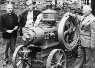 Beijers motor 20 hkr. Tillverkad 1920-1930 Skänkt av kamrer Herremo till museet 1976.  Motorn har använts vid en kvarn i Ydre Från vänster 1. Thorwald Eriksson, 2. Sven Liljeblad, 3. Helge Magnusson. 