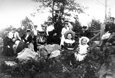 1. Hilda Rundqvist  2. Sigrid Tisell  3. Anna Tisell  4. Göta Tisell  5. Anna Rundqvist ( Oskarshamn ) 10. Ingeborg Forsell  11. Elsa Rundqvist  12. Anna Rundqvist.     