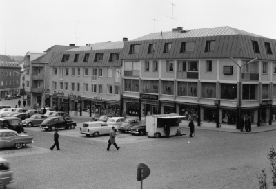 Lundbergshuset vid torget med Sandströms, Resia, Bergs Tobak, Rudells m. fl. 

Dok.100531/KG