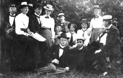 1. Bengt Söderling  2. Edit Vestberg  3. Carl Svensson, köpman  4. Berta Söderling  5. Erik Valberg  7. Gustav Kalm Handelsbiträde  8 Sigrid Enell, Vinketomta  9. Otto Vinell  10. Ingegärd Malmgren  11 Olivia Johansson gift med Teckningslärare Rosman, Kalmar  12. Gustaf Adolf Valberg.  13. Olle Norgren.    