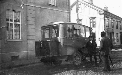 1)Bussägare ( förare ) Edvin Gustafsson Vimmerby  
2) Fabrikör N.P. Beijer Vimmerby  Bussen T-Ford, linje till Krönbaden m.m. startades av Borgmästare Ragnar Odevall och Häradsskrivare Ragnar Winqvist Vimmerby. Karossen tillverkad på Ståhls möbelfabrik