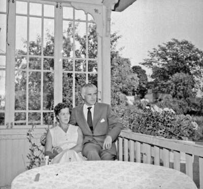 Per och Ingrid Wenström på verandan, Parkgatan 4

Dok.111103/KG