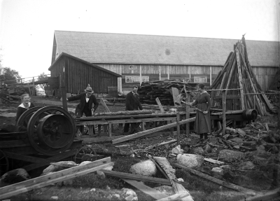 Sågverk i Grägarp.
2:a från vänster är Zante Hansson, damen med klubban är systern Ingrid.

Dok.090311/SJ