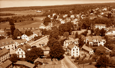 Från kyrktornet (nästan som en flygbild)
Samskolan 
Drottninggatan 
Sjukstugan