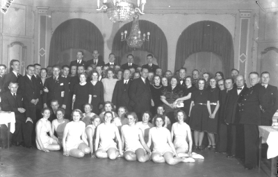 Idrottsföreningen, Stadshotellet
Några namn på dem närvarande: 
Ludvig Pålsson
John Vogel
Elsa Kjellberg 
Sune Larsson Garpenby
? Stenberg
Thyra Milton
Astrid Sandström
Eva H. Garph
Frasse 
Ragnar Odevall
Eric Westerberg
Greta Jansson
Maj Nilsson
Karl Karlsson
E W Sandström
Thure Grönqvist
Maja Fransson 
Ruth Hammarlund 
Inga ? Ericsson
Borsiö
Pajo



Dok.07-09-18/RS