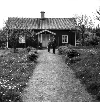 Sixten Falleskog och dotterson 1967   
Perstorpet som ligger vid Vilsjön på vägen mellan Falla och Gryssebo