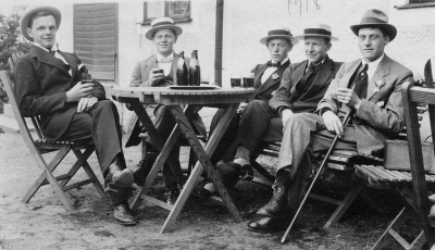 Birger Evander, möbelsnickare,   Axel Leander ( Johanson ) möbelsnickare,  Knut Lindberg, möbelsnickare,  Ivar Lindblom, plåtslagare hos Almér  Karl Kihlström, möbelsnickare, ( Rönnbärsgatan ).  Fotot taget vid Gunnarsons café i Södra Vi. 