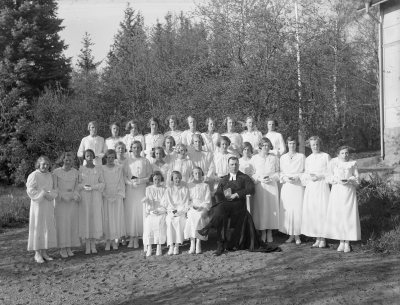 Övre raden från vänster: 1. Ing - Marie Hallin 2. Maja Blom 3. Gunlög Hanberg 4. ? 5. Inga Du Rietz 6. Greta Johansson 7. Linnéa Nicklasson 8. Gunvor Svensson 9. Elmy Klasson 10. Ingrid ?
Mellanraden: 11. Gunborg Risberg 12. Signe Lind 13. Hjördis Karlsson 14 ? 15. Greta Jonsson 16. Karin Ax 17. Stina Sundberg 18. ? 19. Inga - Lisa Karlsson 20. ? 21. ? 22. ? 23. Lilly Pettersson 24. ?  Lersson 25. Anne - Mari Wretling 26. Britta Fränberg
Sittande: 27. ? Ringborg 28. Eira Olsson 29 Hjördis Samuelsson 30. Anders André