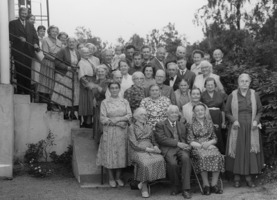 Gamla Linneagården.   
1. Gustaf Lundberg ( Kak. ) 2. Tyra Linder,  8. Fru Lönngren 9. Elin Johansson Fru  11. Helge Ringholm 13. Axel Svensson 14. Märta Främberg 16. Rickard Karlsson 18. Theodor Främberg  22. Edvin Fahlqvist 23. Signe Söderberg 24. Malin Karlsson 25. Nanny Nilsson 26. Fru Ellen Borgstrand 29. Albert Borgstrand  32. Viktor Ringholm  35. Ester Flink  37. Hilda Malmström,  