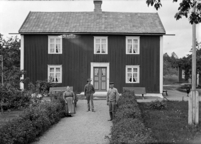 Västra Grinderum 4:2 i Frödinge och personerna på bilden är från vänster Ida Sofia Persdotter, sonen Per Ludvig född 1887 samt maken Johan August Johansson.   M.K.