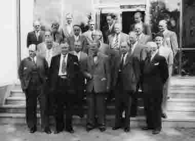 Doktor Stig Thörnell Målilla, Herbert Svanström Lofta, Thorén, direktör,  John Johansson, Grönö,  Lars V. Linden Kommunalborg. i V-by 20 Torgny  Antzerman 21 Doktor Seved Neij.  T.H. och sjukhusdirektioner samlade i Vimmerby.    