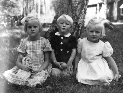Från vänster  Lena, Hans och Gunilla Eriksson.  Barn till Sven Ericsson, Verkstadsgatan 15, Vimmerby, död februari1970.     