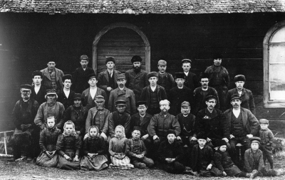 PERSONALEN VID WENTZELHOLMS GLASBRUK ÅR 1896. Hyttan flyttades från Gränna till Wentzelholm år 1826. Flyttades sedan till Västervik år 1899. Wentzels glasbruk sysselsatte år 1849, 20 arbetare och hade det året ett tillverkningsvärde av 63.000 rdb b:o. 
Tillverkningen bestod mest av blåst fönsterglas, hushållsglas och buteljglas. Även allehanda alster såsom brännvinsflaskor lekfullt utformade, ofta som hundar och grisar, "Fyllehundar" eller "Fyllesvin", eller "kluckaflaskor". I regel utfördes dessa alster
 såsom "sölarbete" (egen glasblåsning på rasterna). Ovanstående uppgifter har lämnats av gamla Rumskullabor vid besök i deras hem samt från ännu levande personal i Hultsfred, Västervik och Motala år 1963, till Gösta Niklasson, Mariannelund och 
Thorvald Eriksson, Vimmerby. Stadsbiblioteket, Vimmerby den 16/12 1968.  
Första raden från vänster:
1. Alma Sigfrida Abrahamsson, (sedan gift Lövgren) född 1882 Rumskulla.  Dotter till arbetaren vid Wentzelholm, Abraham Aldfred Andersson.
2. Anna Adolfsson 
3. Alma Isaksson.
4. Signe Maria Adolfsson, född 1883 Rumskulla. Dotter till arbetaren vid Wentzelholm, Adolf Fredrik Nilsson. 
5. Hilarius Karlsson, född 1884 Rumskulla.Son till glasblåsare Johan August Karlsson. 
6. Karl Oskar Severin Isaksson, född 1886 Rumskulla. Son till hyttarbetaren vid Wentzelholm, Anders Johan Isaksson.
7. Anders Robert Bergman, född 1885 Rumskulla. Son till glasblåsare Karl Otto Bergman.
8. Edith Nanna Bergman, född 1892 Rumskulla. Syster till ovanstående.
9. Karl Oskar Edvin Abrahamsson, född 1886 Rumskulla. Son till arbetaren vid Wentzelholm, Abraham Alfred Andersson.
Andra raden från vänster:
1. Bror August Josefsson, född 1836 Rumskulla, hyttarbetare.
2. Johan Fredrik Josefsson, ”Gödde”, född 1828 Lönneberga, smältare.
3. Johan August Eriksson, född 1840 Hässleby, smed.
4. Bror Karlsson, pottmakare.
5. Isak Magnus Magnusson, född 1832 Rumskulla, smältare.
6. Frans August Nyqvist, född 1840 Norge, glasblåsare. Fader till August, Ernst och Axel Nyqvist.
7. Johan August Karlsson, född 1852 Lemnhult, Jönköpings län, glasblåsare.
8. Anders Johan (troligen Andersson, född 1831 Rumskulla, hyttarbetare, boende i Uvgölen, Wentzelholm).
9. Karl Otto Bergman, född 1856 Lemnhult, glasblåsare.
10. Gustaf Adolf Torstensson, född 1850 Rumskulla, glasblåsare, hyttmästare. Son till glasfabrikanten på Wentzelholm, Adolf Fredrik Torstensson.
11. Karl Axel Harry Nilsson, född 1892 Rumskulla. Son till glasblåsare Otto Fredrik Nilsson.
Tredje raden från vänster:
1. Axel Emil Nyqvist, född 1875 Rumskulla, glasblåsare.
2. Ernst Gustaf Nyqvist, född 1869 Rumskulla, glasblåsare.
3. Frans August Nyqvist, född 1872 Kråksmåla, (Skoga glasbruk.) Kalmar län, glasblåsare.
4. Frans Theodor Karlsson, född 1859 Lemnhult,, glasblåsare.
5. Ernst Runo Löf, född 1875 Rumskulla, glasblåsare. Son till hyttarbetaren på Wentzelholm, Johan Fredrik Löf.
6. Gotthold Severus Torstensson, född 1879 Rumskulla. Son till hyttmästaren Gustaf Adolf Torstensson.
7. Reinhold Svensson, född 1872 Rumskulla, dräng, skomakare. Son till skomakaren i Wentzelholm, Sven August Nilsson.
8. Otto Fredrik Nilsson, född 1864 Lemnhult, glasblåsare.
Övre raden från vänster:
1. Ernst Gustaf Adolf Adolfsson, född 1876 Karlstorp, (Jönköpings län.) Son till statardrängen i Wentzelholm, Adolf Fredrik Samuelsson.
2. Axel Herman Ferdinand Adolfsson, född 1880 Karlstorp. Broder till ovanstående.
3. Karl Robert Blomberg, född 1874 Rumskulla, gGlasblåsare. Boende i Stampstugan, Wentzelholm. Son till målaren i Stampstugan, Karl Jakobsson Blomberg.
4. Anders Johan Andersson?
5. Johan Alfred Andersson, född 1862 Rumskulla, glasblåsare. Son till hyttarbetaren Anders Johan Andersson i Uvgölen, Wentzelholm.
6. Karl Adolfsson,körare (eldare).
7. Elof Andersson, född 1875  Södra Vi, smed. Wentzelholms glasbruk. 
 
Vimmerby den 16-12-68 Thorvald Eriksson
