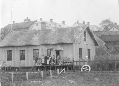 Bilder från Bergstens som drev både åkeri och leksaksaffär. 

Vissa av bilderna publicerade i kategorin Adderade bilder 2021

Martin Bergsten hade ett handikapp och kunde inte gå. Han växte upp och visade sig vara mycket påhittig och energisk. När han var 17 år gick hans mamma till borgmästaren på rådhuset och bad om ett lån på 200 kronor som skulle användas som startkapital för Martin. Så startades M. Bergstens Slöjd- och leksaksaffär i Vimmerby år 1901. Affärsrörelsen utvecklades alltmer, samtidigt som Martin hade en pilodling intill lokstallet i Vimmerby ett stycke från nuvarande järnvägsstationen.Av pilträmaterialet tillverkade yngste brodern Sjunne Bergsten, korgar som sedan såldes i affären. Martin hade även i kompanjonskap en mindre snickeriverkstad. I denna snickeriverkstad tillverkades allehanda leksaker och hushållsgrejer, som såldes i parti och minut.
Martin öppnade filialer i Kisa, Mariannelund och Gamleby. När depressionen kom 1930 avvecklades filialerna. Därefter började Martin fundera över nya idéer, han beslöt sig för att starta en expressrörelse. När Martin avled i december 1943 fanns jämte affären en omfattande expressrörelse med två lastbilar och fem hästskjutsar. Affären överläts till nya ägare 1944 och sonen Stig drev expressbyrån vidare, efterhand byttes hästarna ut mot bilar och traktorer. Den 1 januari 1960 övertogs Bergstens Expressbyrå av Vimmerbyortens Lastbilscentral.
