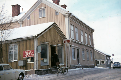 Gottfrid Peterssons speceriaffär,upphörde 1970.
Till höger busstation