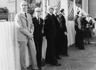 Eriksgatan 12-10-1978  Fr. v.  1 Rune Hultqvist, Folkhögskolelärare 2 Bengt Hultqvist, Arkitekt 3 Harry Karlsson, Fabriksarbetare Södra Vi 4 Harry Karlsson, Köpman 5 Bengt Johansson, Kommunalråd 6 Inge Salmeus, Stadsdirektör 7  8 Eva Alemyr, Fru         T.E.