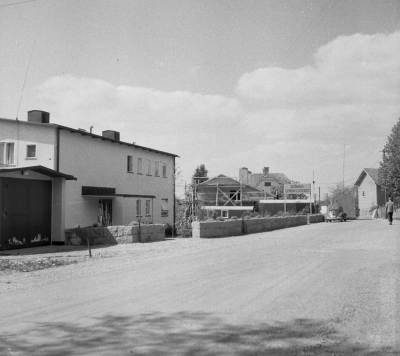 Ringvägen 
Till vänster Överläkarebostaden I mitten underläkarebostaden under byggand 1950-talet. T.E

Dok.110413/KG