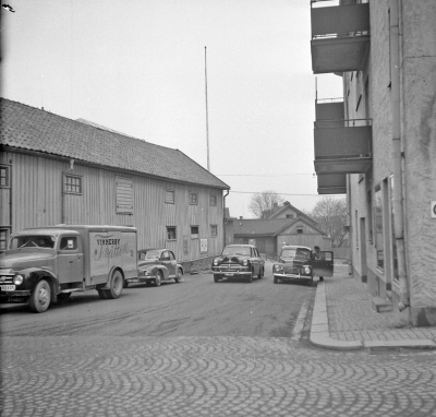 Nils Jonssons Ur och klockaffär fanns i huset till höger 
Rönnbärsgatan och Malmen

Dok.110217/KG