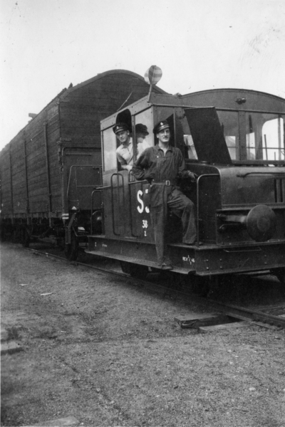 Allan Jonssons egen dokumentation: " Helge Karlsson och Allan Jonsson, med växellok och kolvagn."