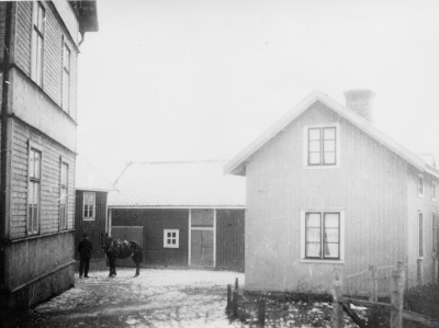 Bäcksholm Ö. Tullportsgatan 6, V-by 1910-talet ägaren till gården Frans Gustavsson, åkare. Till vänster, på nedre botten  bodde bagare Lindgren. 