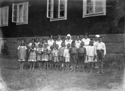 Barnhemmet Krön, (Pålsson)
"Meddelande
På förekommen anledning får jag härmed bedja de lantbrukare, som på hösten 1927 skänkte en del timmerstockar för uppförande av barnhemsbyggnaden i Vennebjörke, vända sig till mig före den 15 april för utfående av den ersättning, vartill de kunna anse sig vara berättigade. Då jag ej vet om barnhemmets verksamhet kommer att fortsätta efter detta års utgång, vill jag hava klarhet i denna sak. Vimmerby den 21 mars 1940. Mimmi Ingeström"
Vimmerby Tidning 20/3 1940



Dok.080221/RS
