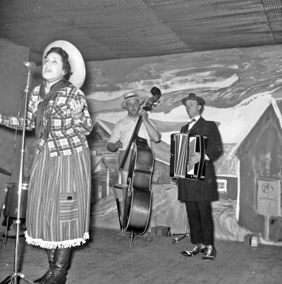 Frödingerevyn

Från vänster: 1. ? 2. Olle ( Bamsing ) Johansson 3. Lennart ( Leppe ) Segeby

Dok.110531/KG