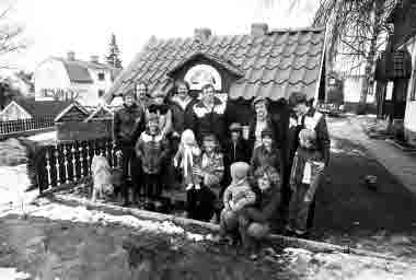 Sagobyn börjar byggas, här i förstadiet vid Rein Soowiks hus på Drottninggatan. Rein Soowik, Tommy Isacsson och Pelle Jalminger med sina respektive familjer samt Astrid Lindgren