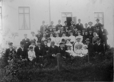 Bilden är tagen 1909 vid en samling med Templet Vårblomman vid nuvarande Sveasalen.  Nr 2. Emil Gustafsson, Kampen, 13. Greta Ståhl-Fahlstedt, 5 år, 14. Nils Ståhl, 3 år. 15. Axel Ståhl, möbelfabrikör. 16. Charkuterist Jönsson. 20. Tredje dam fr.v i andra raden utan hatt, Petronella Wenström, barnmorska. 22. Fru Bergstrand. 23. Ketty Ståhl, i stråhatt med svart band. 31. Axel Lindström, vaktmästare, 45. I plommonstop sista raden framför dörren Skomakare Bergstrand.  
