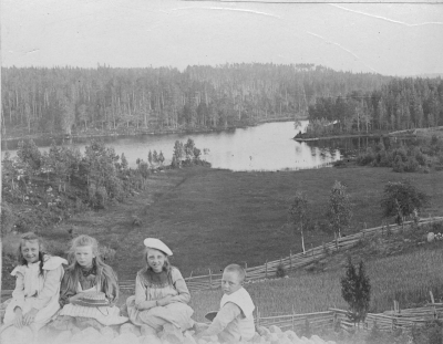 Vy av gölen i Knabbarp
Brita Wahlberg, Tekla i Knabbarp,  Kerstin Wahlberg, Gustaf-Adolf Wahlberg