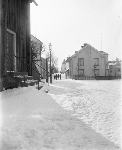 Norrtull, Drottninggatan söderut. Huset till höger i korsningen med Norrtullsgatan byggdes senare till med en veranda på gaveln och inrymde det Nordgrenska Caféet, eller i folkmun "Sandströms Café"