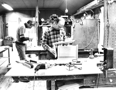 Bildtext: Montering av spegelram.
Dokumentationsfotografering av tillverkningsprocessen på Snickargården.
Vårvintern 1988
Tillverkning av fransk pardörr.
Avbildade personer:
Tönnes Andersson
Bernth Ericsson
Lillan Ericsson
Alvar Andersson
Bildmaterialet användes senare till en skärmutställning om Snickargården som visades på Vimmerby Bibliotek