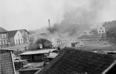Valfrid Sandgrens fabrik brinner. 