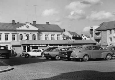 Torget 
tillfälliga affärsbaracker när nytt hus byggdes

Dok.100531/KG