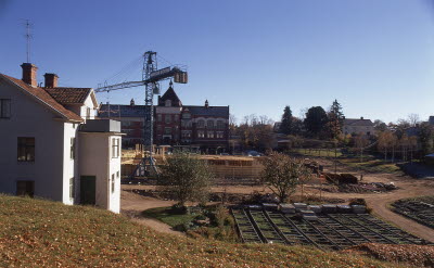 Bygget av gymnasiet / biblioteket Tullportskolan. I förgrunden Rosehill handelsträdgård. Man kan jämföra med 13105 och se att smedjan och de stora husen vid Västra Tullportsgatan är rivna.

090401/KG