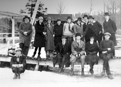 Kaffestugan Krönbaden, 1 Gustav Torin, 2. Greta Gröndal - Norman - Beijer  3. Fröken Ekman (dotter till skogvaktare Ekman Vimmerby  4. Ines Lenartsson (studerande dotter till kyrkvärd Sivert Eriksson)  5. Fröken Öst, telefonissa Vimmerby  6. Inga Eriksson, Prästgården Vimmerby  7. Georg Larsson bodbiträde  8. Ebbe Palmér i U.S.A.  9 Algot Björk, folkskollärare 10. Ragnar Larsson, guldsmed ( Pålssons )  11 Harry Bergren (fadern garvare hos Kalberg)  12. Erik Hultman "gädda", tidningsman  13. Alice Nilsson - Tonmark. Växjö.  14 Harry Fransson, skomakare.      