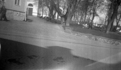 Ström Vimmerby kyrkparken till vänster gamla rektorsbostaden(rektor M. Malmström) senare stadsbiblioteket.


