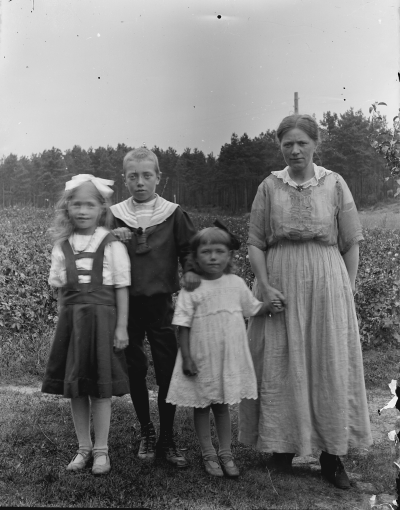 Alma Stjärnqvist f Lindberg, barnen Nils, Edit o Birgit       U.F.	