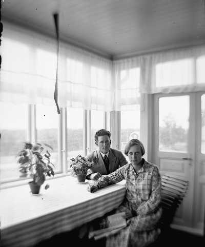 Hällebacka handelsträdgård

Många av bilderna i mappen Hällebacka kan lika gärna vara tagna kring Lidhem Locknevi.Trädgårdsmästare Johan Edvard Johansson flyttade till Hällebacka 1928 och byggde antagligen upp huset och handelsträdgården för Hällebacka omnämns inte i församlingsboken innan de flyttar dit. Johansson var trädgårdsmästare på Lidhem innan de flyttade till Vimmerby, därför är många bilder tagna där. Johan Edvard var gift med Alma Persdotter och det är deras fyra barn som förekommer på många bilder i den här mappen, Alma, Elsa, Nils och Erik Johansson. 

