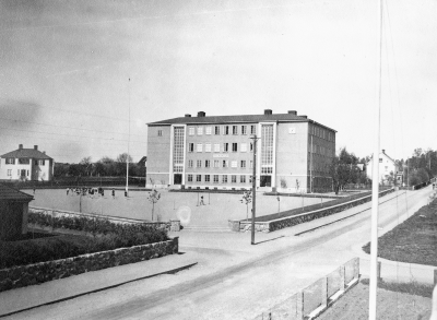 Folkskolan, (sedan Astrid Lindgrens skola). Skolan togs i bruk 1931