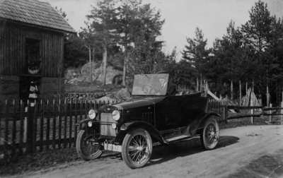 En besökare vid Rössle, Frödinge. Vid ratten "Eckerberg?"    Okänd