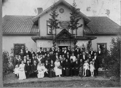 Kortet  ( jämte husesynshandling på papper avseende Klofva 1842 ) anträffat på vinden Klefva, Blackstad av nye ägaren, efter auktionen 1940  efter Hugo Wistedts sterbhus. Erhållet 1977. Kortet erhållet som gåva av nuvarande ägaren Olle Andersson, Kleva, den 28 maj 1973, Husesynshandling kvar i Klefva. Det är av mig identifierat till Erhard Petterssons i Haga, Vimmerby, brudfoto ( med fru Amanda från Kulla, Pelarne, där fotot är taget, och Josefina Pettersson f. 21.11.1853. Bakom bruden Emil Andersson, Vimmerby ( vår värd Storgat. 13 Vim. ) med fru. Översta raden näst ytterst till höger möbelfabr. Axel Ståhl m. fru Vimmerby mellersta raden fr. höger yttersta par okända varefter följer till vänster handlanden Ernst Kihlström med fru Ellen och Frideborg Pettersson med make Harry. Främst till höger om Josefina Pettersson möjligen maken Per Johan Pettersson o Karl Pettersson, Locknevi.  Tor-Erik Leiler Sörgården 135.  S - 186 00 Vallentuna 
Raden längst upp till vänster 1*.Hanna Ericsson, Näs Vimmerby 2* Samuel August Ericsson, Näs Vimmerby 3.Snickare Karl-Oskar Andersson, Vimmerby 4. Fru Andersson, Vimmerby  7. Fru Andsteth, Vimmerby 8. Andsteth, Vimmerby 11. Oskar Wenström, Vimmerby 12. Albin Jonsson, Pelarnehult 13. Anna Jonsson, Pelarnehult 16. Ketty Ståhl, Vimmerby 17. Axel Ståhl, Vimmerby. Mellersta raden från vänster  21. Fru Steninger, 22. Kantor Steninger, 23. Kantor Ivar Ångqvist, Vimmerby 32. Arne Andersson (Stockerud) Vimmerby 33. Emil Andersson, Vimmerby 34. Dagny Andersson (Forsberg), Vimmerby 35. Amanda Andersson, Vimmerby 36. Harry Pettersson, Vimmerby 37. Frideborg Pettersson, Vimmerby 38. Fru Kihlström, 39. Eddie Kihlström. 
Nedersta raden från vänster 44. Pastor Eggerts, 45. Thor Ängqvist, Vimmerby 46. Frida Ängqvist 47. August Andersson, Fiefall 48. Alma Carlsson, Kulla 49. Inga-Maja Andersson, Vimmerby 50. Anna-Britta Andersson, Vimmerby 51. Hemmansägare August Carlsson, Kulla 52. Augusta Carlsson, Kulla. * Kvinna nr 1 är Ida Johansson (f Jonsson) syster till Hanna Ericsson på Näs, Mannen nr 2 är inte Samuel August utan Idas make Lennart Johansson. Uppgift av Kjell Birgersson tidigare boende på Kulla, Pelarne.
53. Bruden Amanda Pettersson, 54. Brudgummen Erhard Pettersson, Haga Vimmerby 55. Erhard Petterssons mor. 59. Anna-Lisa Wilke 60. Fru Wilke 61. Kari Kihlström 62. Herr Wilke. 