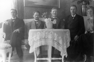 Kortet taget på Gissemåla.  Från  vänster 1. Melker Hemmingsson, Älåkra  2. Riksdagsman Emil Gustafsson, Kampen.  3. Albin Falk Tobo ( morfar till Lennart Palmgård )   4. Samuel August Ericsson Näs,  5. Alice Carlsson ( hennes man Nils Carlsson tog fotot ).           