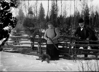 Från vänster Gunnar Söderberg, folkskollärare Grägarps skola ,han var mycket sträng.
I mitten frun Magnhild Söderberg, (Malla).  Höger okänd.

Dok.090311/SJ