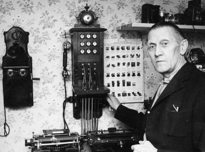 Thorvald Eriksson, visar en gammal telefonväxel.