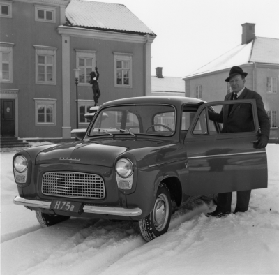 " Vi kring torget "
Ford Anglia vid Rådhuset 

Dok.100603/KG
