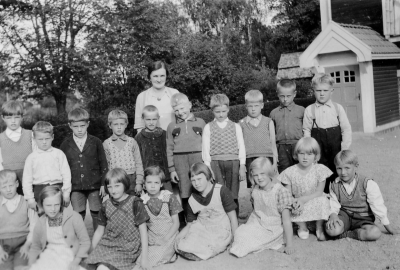 Frödinge skola år 1938. Lärarinna Ebba Fröström. Stående fr.v. 1. Erland Josefsson 2. Åke Johansson 3. Birger Antonson 4. Ingmar Karlsson 5. ? 6. Sven-Erik Karlsson 7. ? 8. Olle Svensson  9. Elving Brodin 10. Birger Andersson 11.? 12. Vanja Fransson 13. Gunvor Karlsson 14. Mildred Hemmingsson 15. Sonja Hjelm 16. Gullan Svensson 17. Anna-Greta Karlsson 18. Inge Petterssson. 
