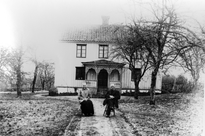 Hästmosshult  Nämndeman Per Johan Hemmingsson med Fru Hulda.  
Hemmansägaren, före detta nämndemannen Per Johan Hemmingsson, avled i sitt hem, Hästmåshult, 16 februari 1933. ( Hästmosshult )