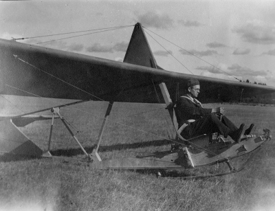 Flygklubbens första glidflygplan. Troligen med maskinist Harry Elg vid spakarna, men det kan också vara Beyron Milton.